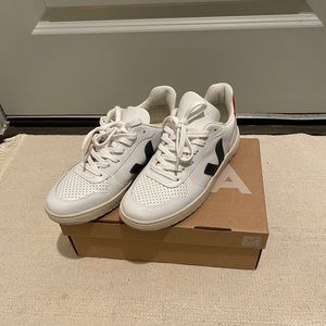 Veja V-10 sneakers size 38